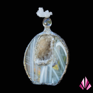 Sculpture contemporaine Parfum de femme en métal, verre, cristal et quartz avec géode centrale