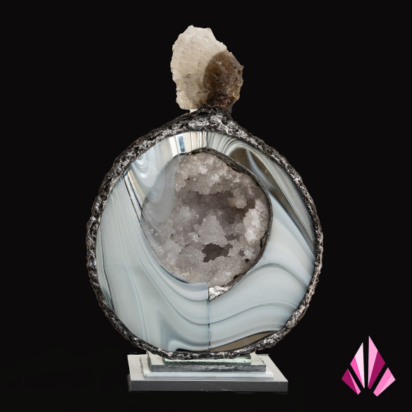 Œuvre "Cœur de Quartz" en quartz, cristal de roche, verre et métal, pièce unique vue de face