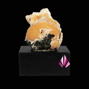 Thomsonite – Poona, Inde présentée sur socle.