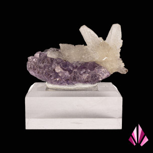 Deux cristaux de calcite dressés sur une améthyste du Minas Gerais, Brésil, présentée sur un socle en acrylique