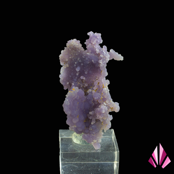 Calcédoine botryoïde violette de Mamuju (Indonésie) présentée sur socle.