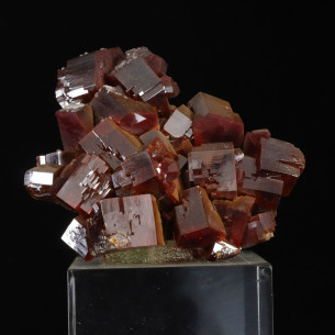 Gros cristaux de vanadinite rouge de Mibladen, Maroc – vue de face