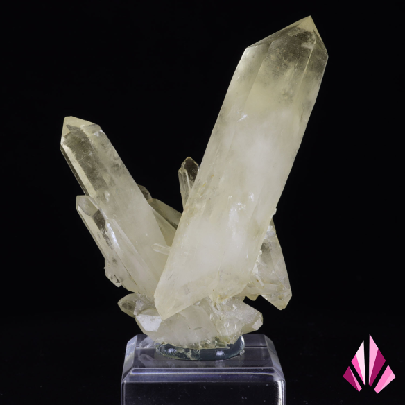 Vue de face d’un groupe de cristaux de quartz de France sur socle transparent