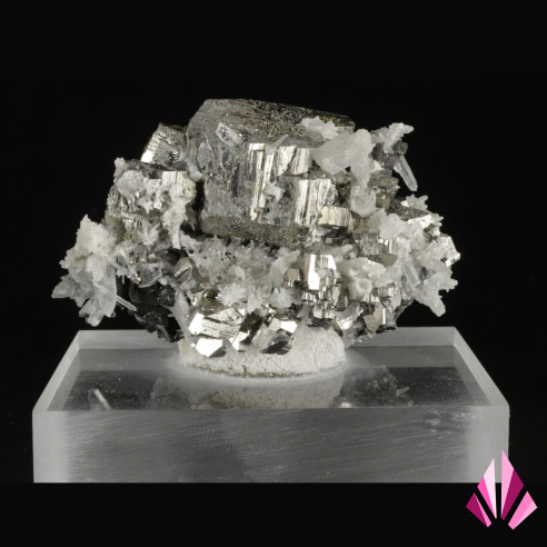 Pyrite brillante sur cristaux de quartz, vue principale de la pièce