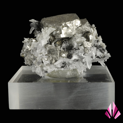 Cristaux de pyrite striés associés au quartz, vue arrière.