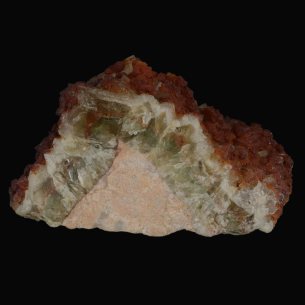 Quartz hématoïde rouge-orangé sur fluorine de France, vue principale de la cristallisation 2