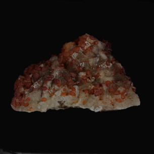 Quartz hématoïde rouge-orangé sur fluorine de France, vue principale de la cristallisation