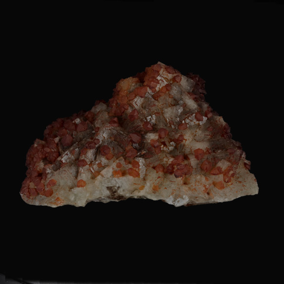 Quartz hématoïde rouge-orangé sur fluorine de France, vue principale de la cristallisation