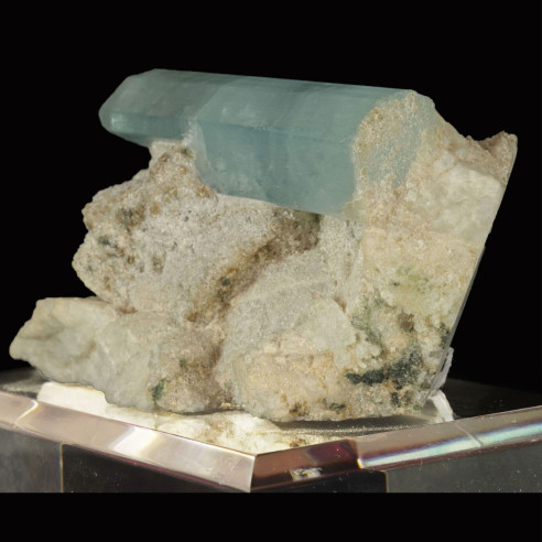 Aigue-marine biterminée de Minas Gerais, vue latérale du cristal bleu pâle sur matrice