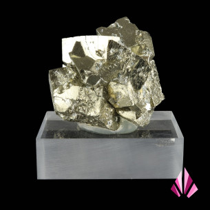 Pyrite de Navajún à cristaux cubiques brillants et striés, vue principale.