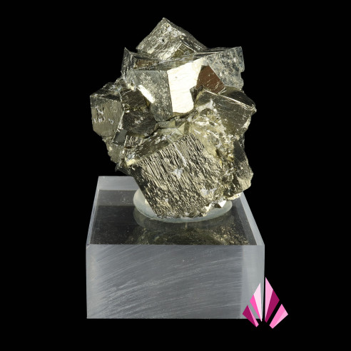 Pyrite de Navajún montrant un grand cristal cubique fortement strié, vue de côté.