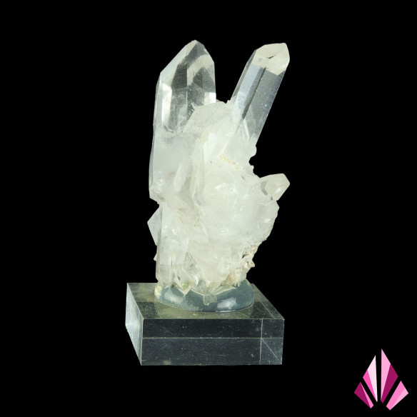 Groupe de quartz du Mont-Blanc sur socle transparent, vue de côté