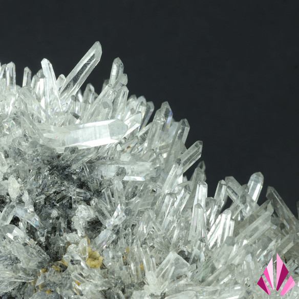 Limpid quartz with galena and blende association: detail view.
