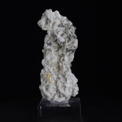 Vue arrière d’une barytine de la mine des Malines dans le Gard, cristaux blancs en lames