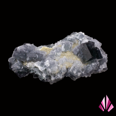 Fluorine de Jalingo au Nigéria aux cristaux cubiques violets et foncés.