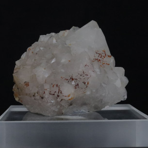 Quartz cristallisé blanc du Var sur socle, avec marques brun-rouge, vue de face