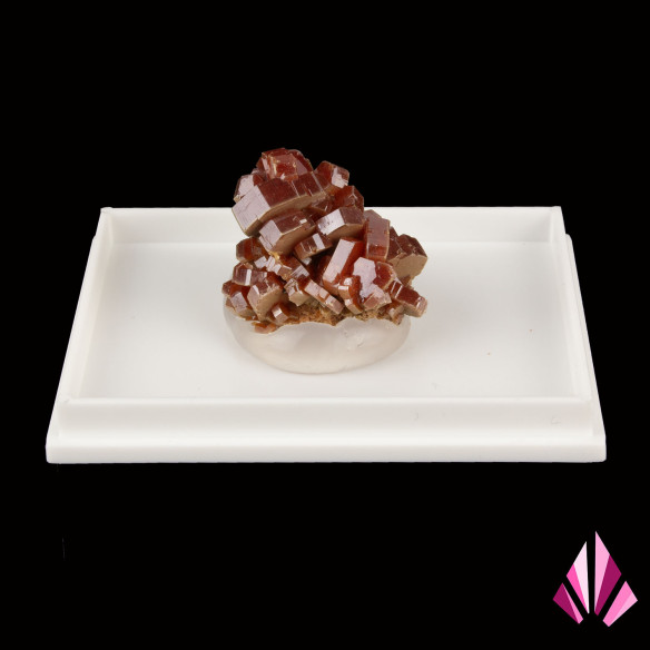 Vanadinite de Mibladen, Maroc, cristaux rouge brun tabulaires présentés dans une boîte en plexiglas