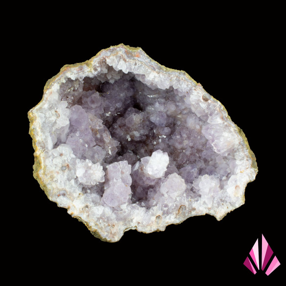 Géode d’améthyste du Maroc, vue de face de la cavité tapissée de cristaux violets