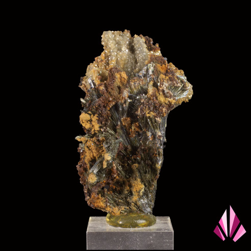 Stibine et calcite:  mine de Cavnic Roumanie.