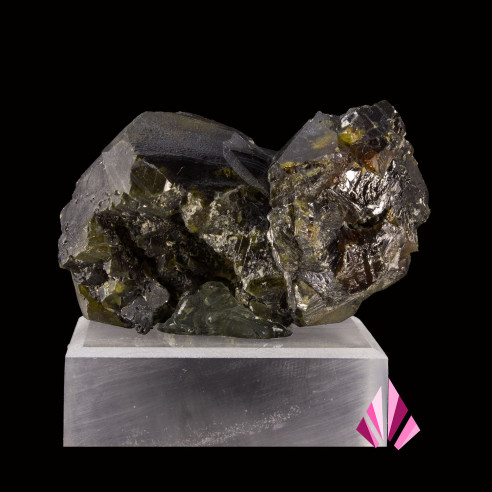 Rear view of intergrown dark olive-green cleophane crystals from Madan, Bulgaria