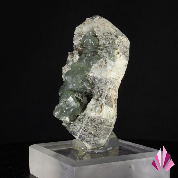Prehnite provenant de la localité saint Christophe avec cristaux de couleur grise.