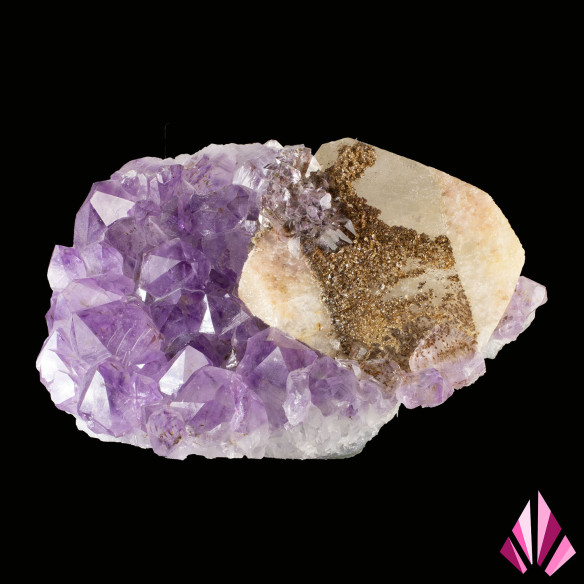 Grand cristal de calcite sur améthyste du Minas Gerais, entouré de cristaux violets d’améthyste