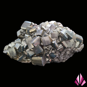 Très grande pyrite à cristaux cubiques striés, tenue verticalement pour montrer son échelle. 2