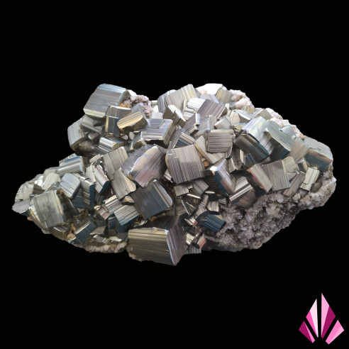 Très grande pyrite couverte de cristaux cubiques brillants sur matrice claire, vue générale.