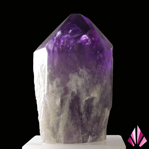 Cristal d’améthyste du Brésil à terminaison violette présenté sur un socle en acrylique