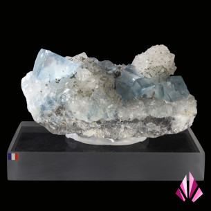 Fluorine bleue et quartz de la mine du Burc, Tarn, France, cristaux cubiques sur socle