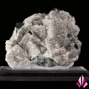Fluorine de Jalingo, État de Taraba, Nigeria, recouverte de cristaux de quartz sur socle