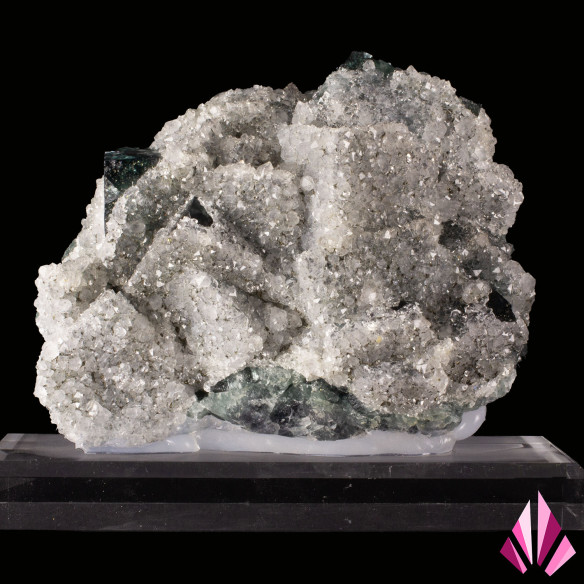 Fluorine de Jalingo, État de Taraba, Nigeria, recouverte de cristaux de quartz sur socle