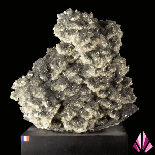 Calcite cristallisée d’Anduze, France, nombreux cristaux clairs sur matrice sombre et socle en acrylique