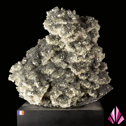 Calcite cristallisée d’Anduze, France, nombreux cristaux clairs sur matrice sombre et socle en acrylique