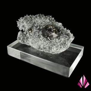 Cléophane sur quartz de Madan, Bulgarie, grand cristal sombre dominant sur une cristallisation de quartz 2