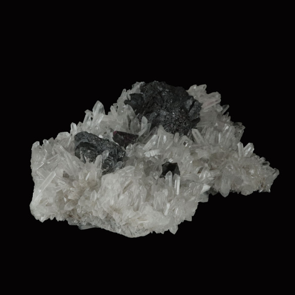 Blende noire sur quartz de Madan, Bulgarie, vue oblique des cristaux de sphalérite sur quartz