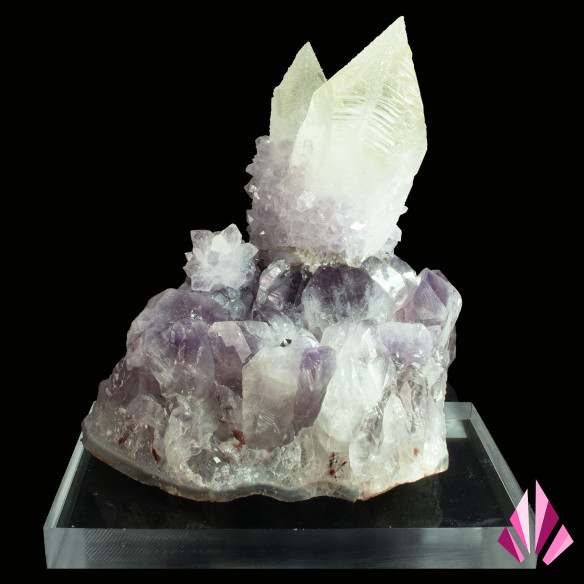 Grands cristaux de calcite sur améthyste du Minas Gerais, présentés sur un socle en acrylique