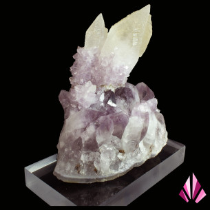 Grands cristaux de calcite sur améthyste du Minas Gerais, présentés sur un socle en acrylique 2